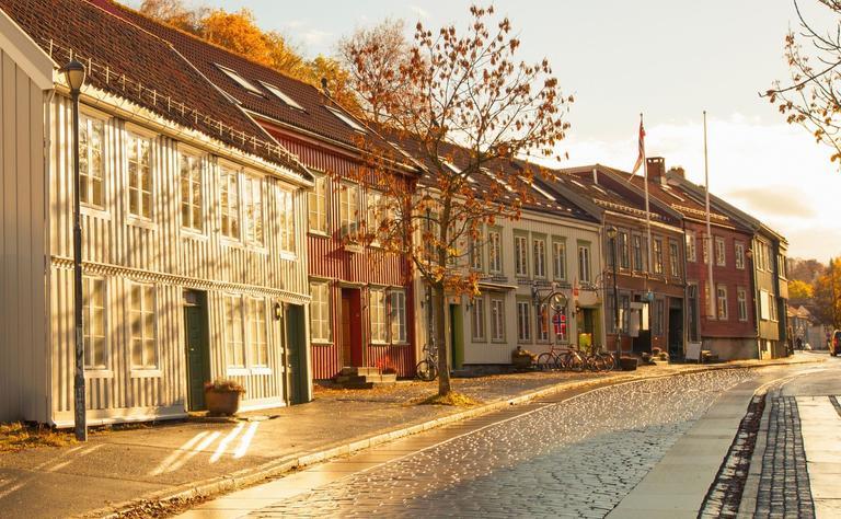 Bilde av gamle trehus og brosteinsgate på Bakklandet i Trondheim.