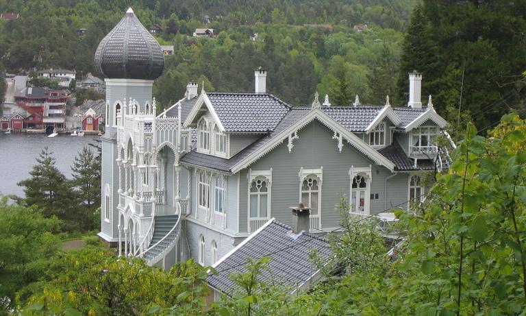 Bilde av Ole Bull museum Bergen en grå dag.