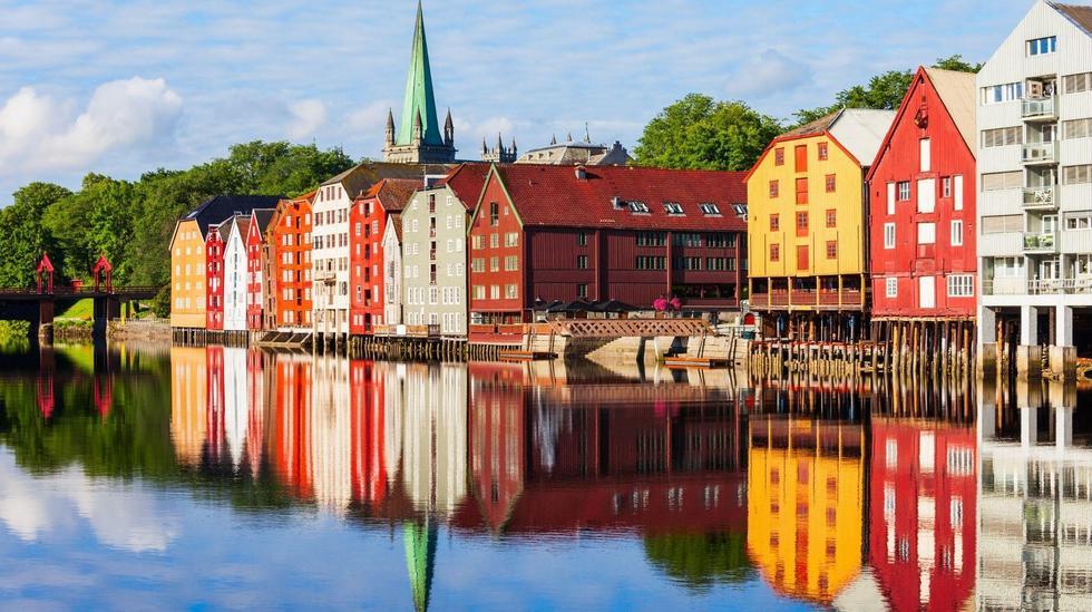 Bilde av gamle trehus langs Nidelva i Trondheim. Med spir på Nidarosdommen wq