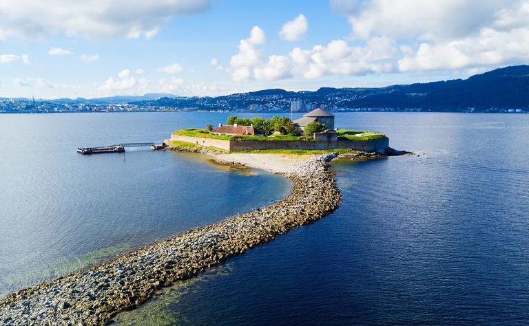 Munkholmen i Trondheimsfjorden i solskinn