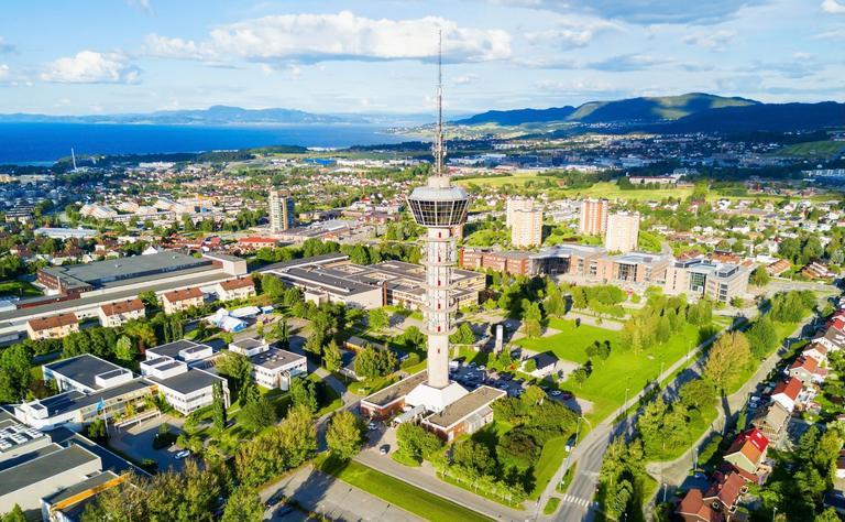 Tyholttårnet i Trondheim i solskinn med Trondheimsfjorden i bakgrunn