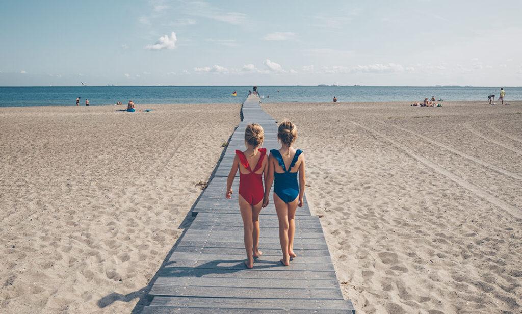 amaberstrandpwrk i københavn to barn på stranden