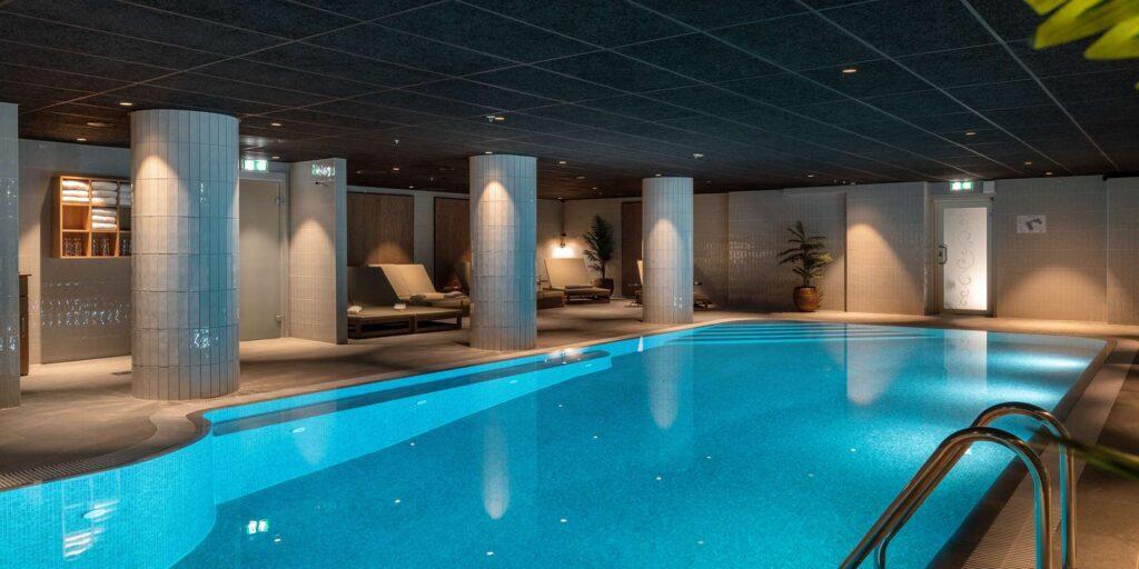 hotel norge i bergen har et flott bassengområde perfekt for å slappe av