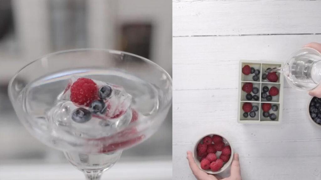 2 bilder: venstre av glass med isbiter med rød og blå frukt og høyre: hender som heller vann i isbitformer med frukt.