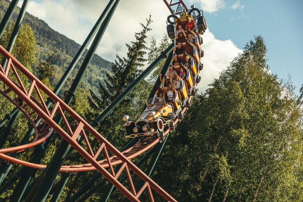 il tempo gigante berg-og-dal-bane på Hunderfossen familiepark på lillehammer er et fint sted å legge sommerferien.