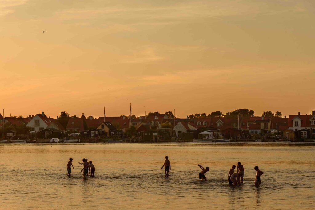 kerteminde strand fyn bader i solnedgang