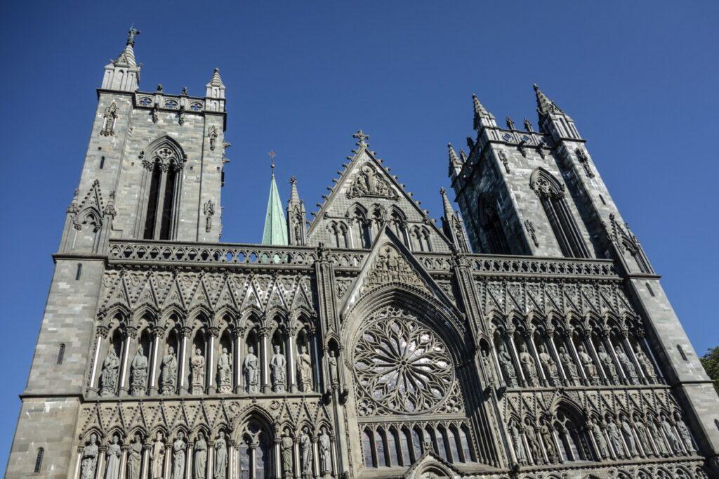 Nidarosdomen i Trondheim med den flotte vestveggen og Erkebispegården rett ved siden av i sør.