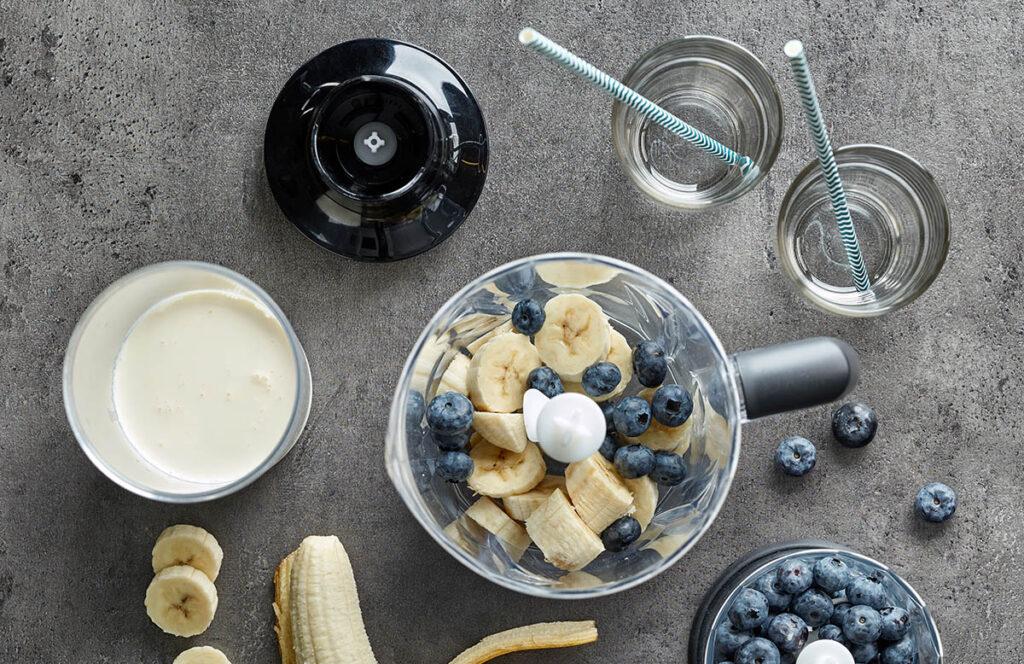 Banan i blåbær smoothie gjør smaken bedre.