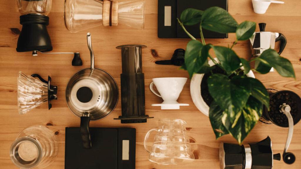 det finnes mange ulike måter å brygge kaffe på. her r en stor samling av produkter som tar kaffen til et helt nytt nivå