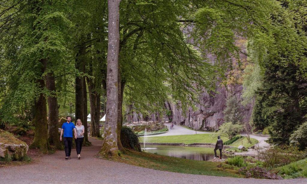 En mann og en kvinne som går tur i ravnedalen naturpark i kristiansand