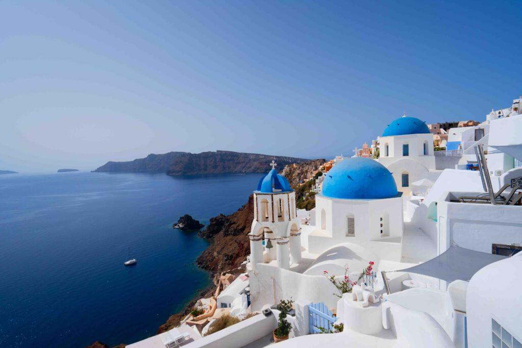 Santorini i hellas går for å være den vakreste av alle øyene i hellas. den er kjent for sine kritthvite bygg og fantastiske solnedganger.