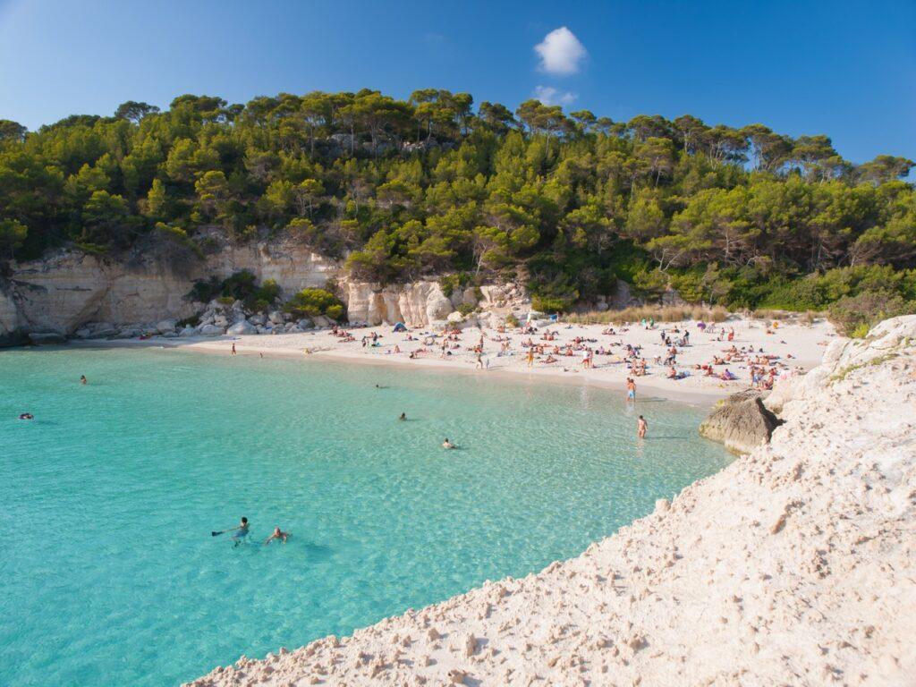 Bilde av en solskinnsdag på stranden Mitjana på Mallorca i Spania.