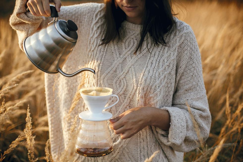 v60 kaffebrygger fungerer på samme måte som en trakter, men du vannet helles over av deg