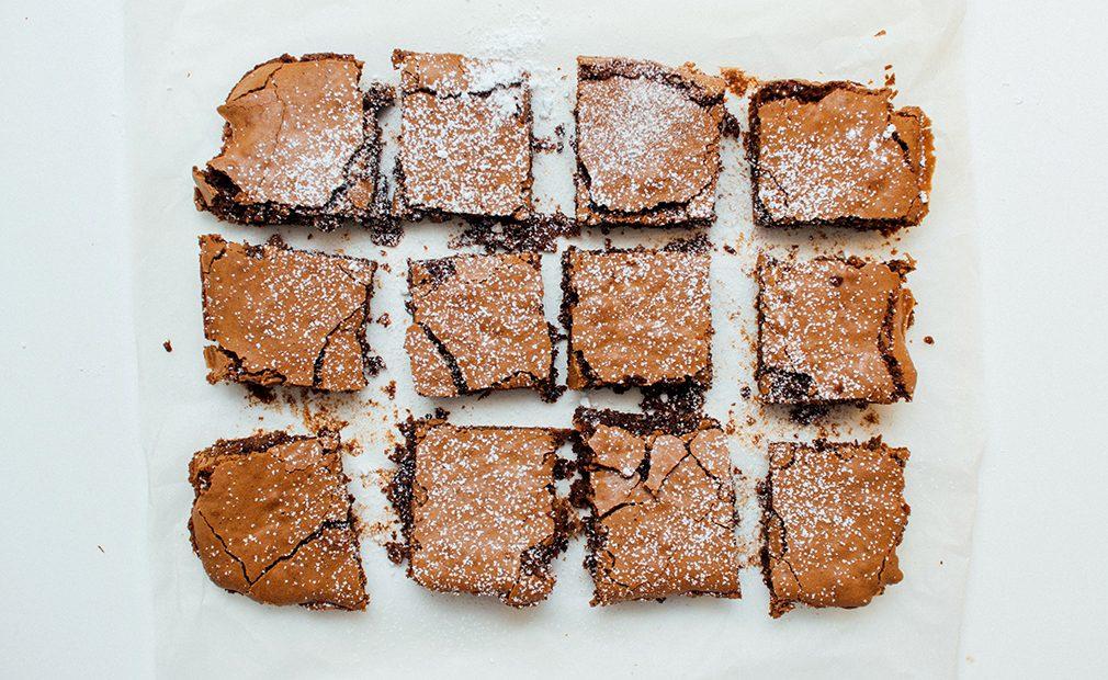 Vi deler oppskrift på disse veganske browniesene. Her i små stykker med melisdryss over.