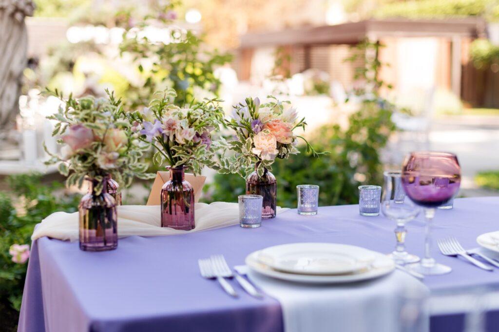 Blomster på bord til fest i lillatoner