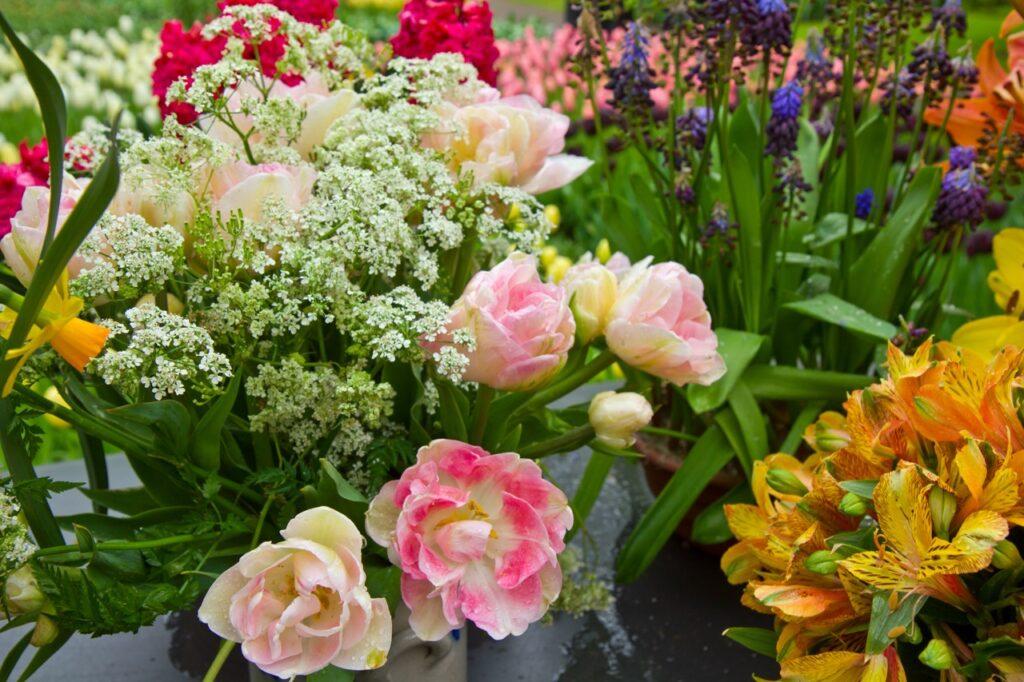 Frodige blomsterbuketter levert på døra