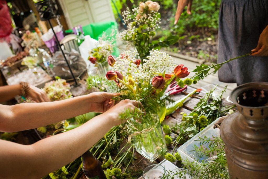 Blomster som bindes til bukett i blomsterbutikken