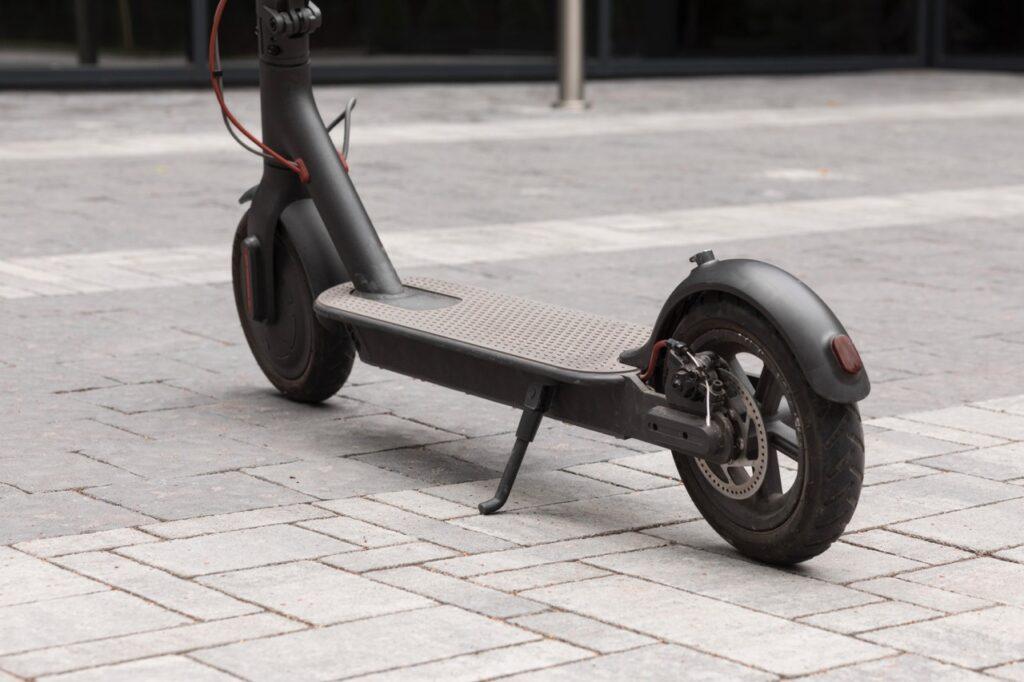 El-sparkesykkel, el-scooter eller elektrisk sparkesykkel, uansett hav du kaller de her er de el-sparkesyklene som er best i test! Bilde av sort sparkesykkel på gaten.