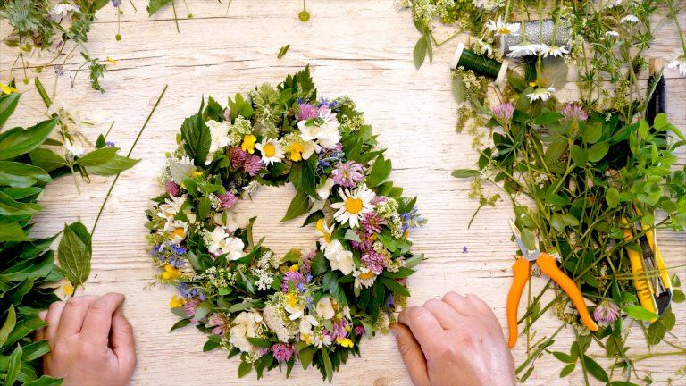 Bilde av vakker blomsterkrans av markblomster. Vi viser deg hvordan du kan lage en selv! Skarphagen er også snart aktuell som ny dommer i Sommerhytta, hvor han vil overta for Finn Schjøll.