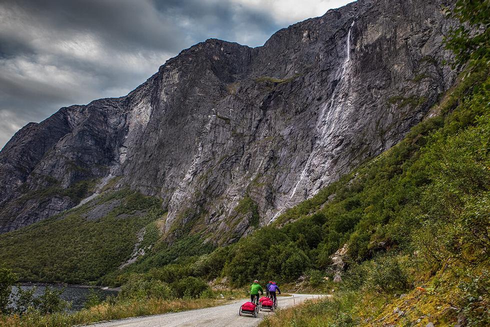 syklister langs dalavatnet i litdalen.