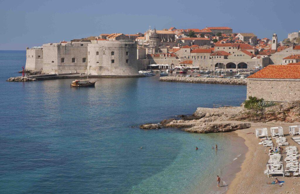 stranden i dubrovnik i kroatia tiltrekker seg mange nordmenn på ferie.