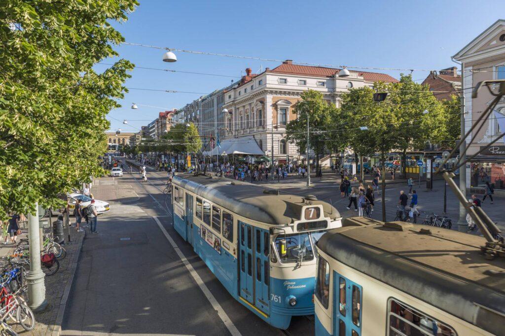 spårvagn eller trikk i gøteborg på järntorget. trikken går direkte til liseberg.