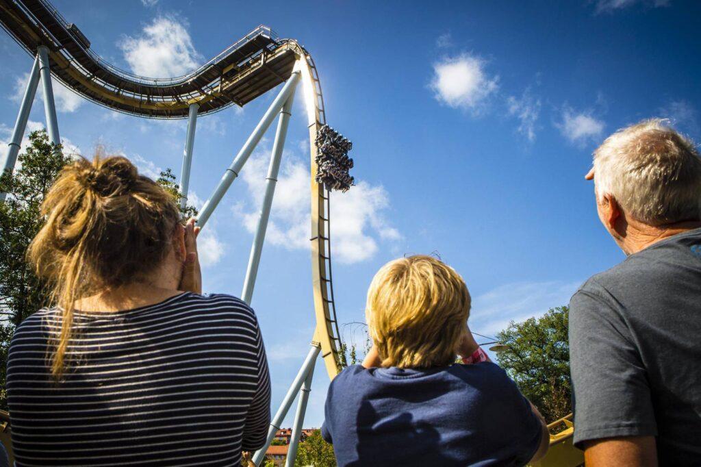 berg-og-dal-banen valkyria i Liseberg  i Gøteborg tre personer som ser på europas høyeste dropp.