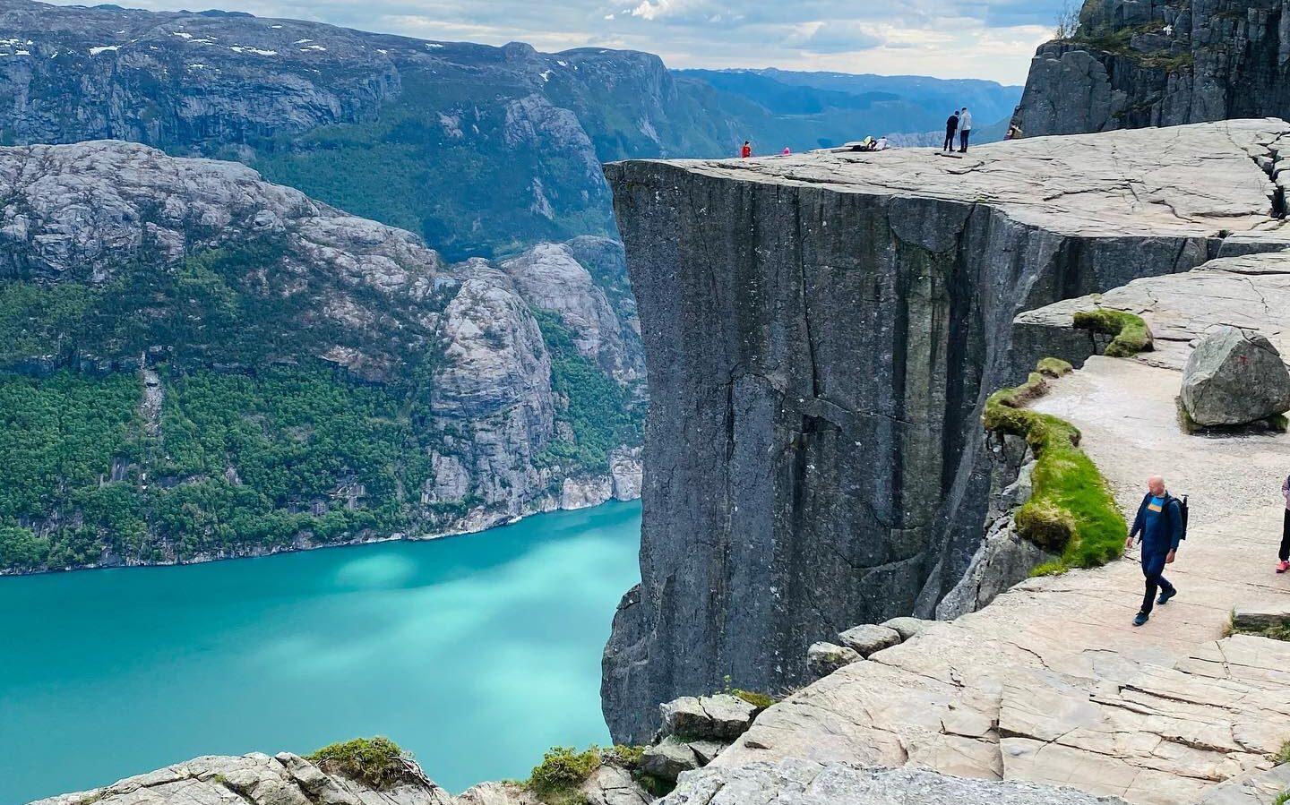 Bilde av preikestolen og Lysefjorden i sol