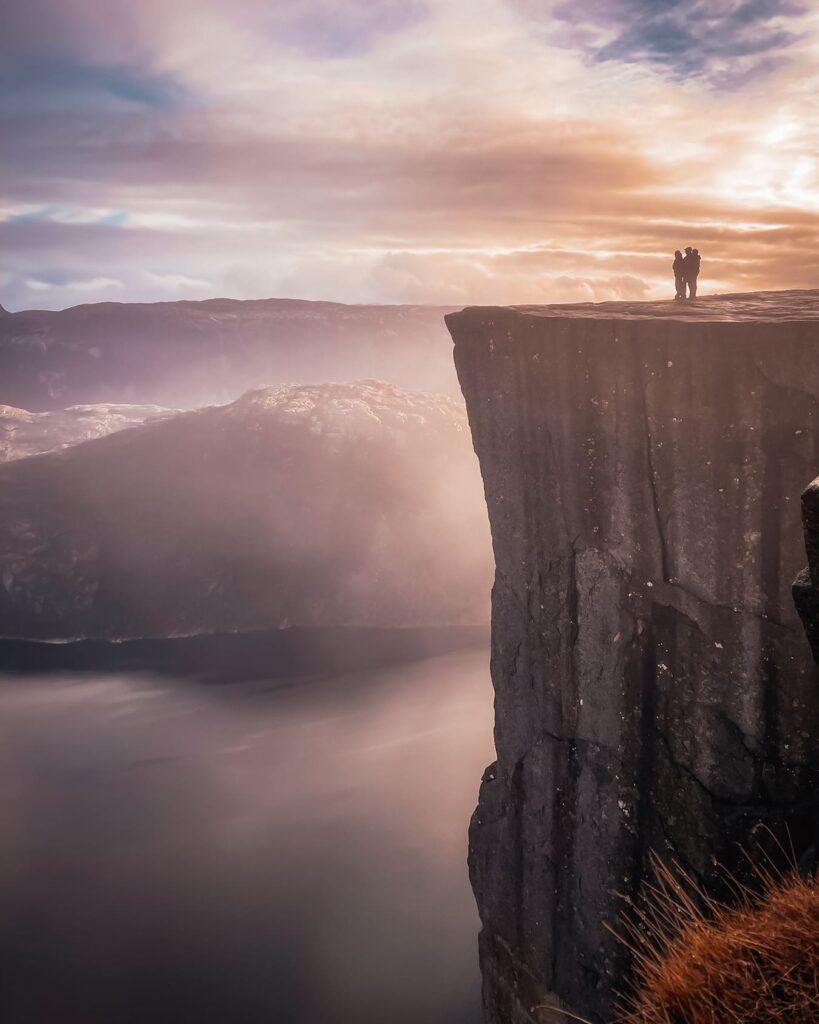 Bilde av preikestolen og Lysefjorden i solnedgang