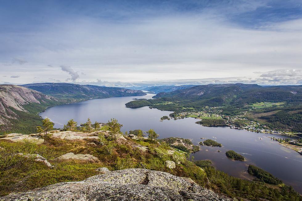 Fra toppen av Skuggenatten har man god oversikt over terrenget rundt Nisser