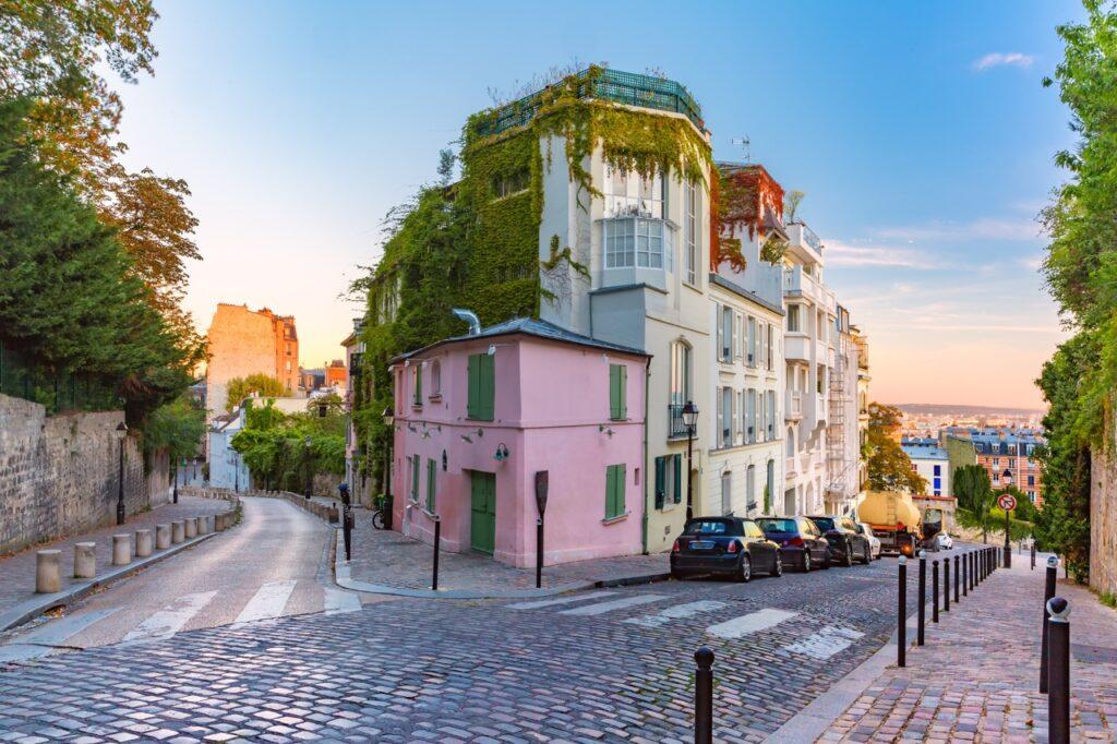 Paris - montmartre rosa og nøytrale hus i bydelen. Vi gir deg en omfattende guide til kjærlighetens by som kan by på alt fra Triumfbuen, Louvre, Notre-Dame, Disneyland Paris og mye mer.