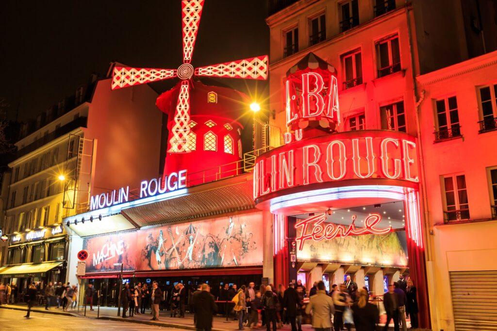 Paris - moulin rouge en kveld med lys. Vi gir deg en omfattende guide til kjærlighetens by som kan by på alt fra Triumfbuen, Louvre, Notre-Dame, Disneyland Paris og mye mer.