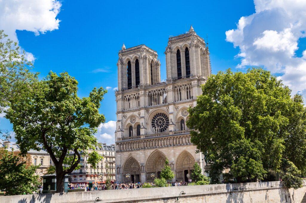 Paris - notre dame i solskinn. Vi gir deg en omfattende guide til kjærlighetens by som kan by på alt fra Triumfbuen, Louvre, Notre-Dame, Disneyland Paris og mye mer.