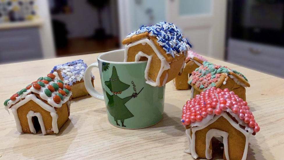 Hvordan lage Mini-pepperkakehus. Mini pepperkakehus til å ha på koppen.