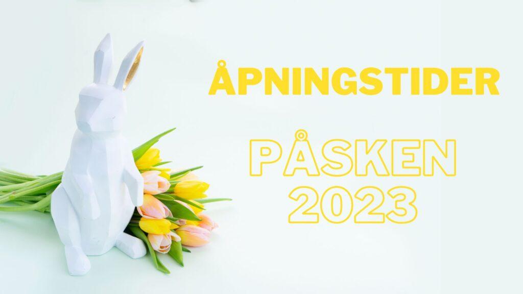 Lyseblå bakgrund med en hvit haredekorasjon og rosa og gule tulipaner. Tekst på bildet i gul skrift: Åpningstider påske 2023.