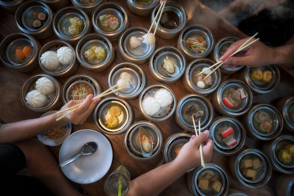 Dim sum: Et bord dekket av typiske dim sum-retter.