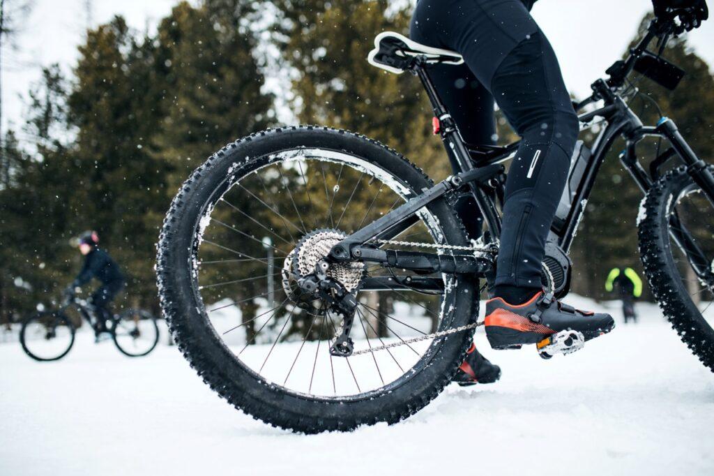 Bilde av en fulldempet terreng-elsykkel med tykke hjul i snø i 2023, en råsterk elektrisk fatbike som er en av elsykkel-nyhetene i 2023 til dame, herre og barn. Vi viser frem elsykkel-nyhetene i 2023 fra merker som Momas, Avelo, Giant, Cube, strike, bergamont, Gavia og Fosna.