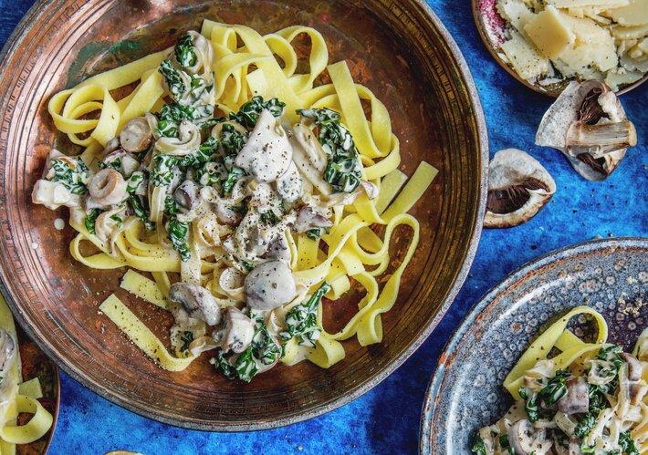 Pasta med sopp: En skål med pasta og sopp på et bord.