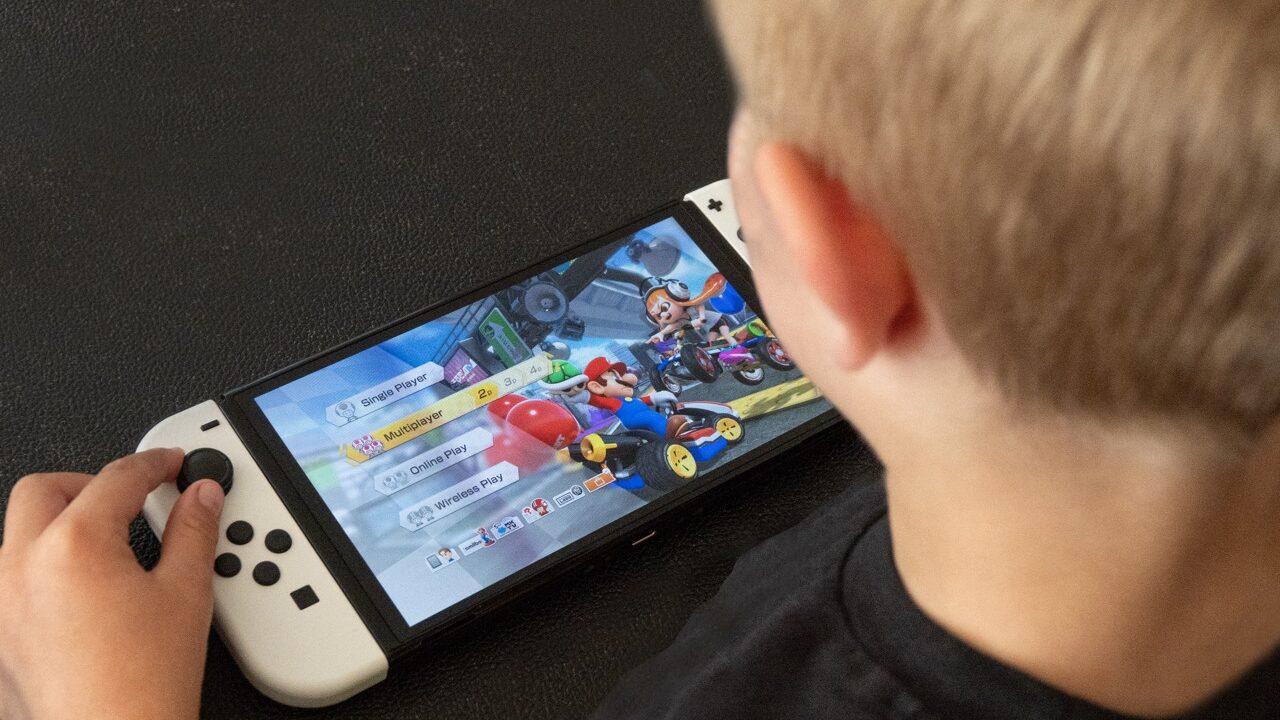 Nintendo Switch, hvilken er best? Gutt spiller Mario Kart på Switch