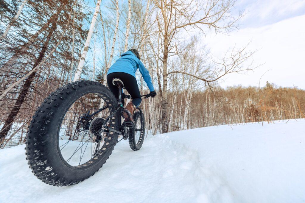 Piggdekk til sykkel og elsykkel: Piggdekk på fatbike på en snølagt vei.