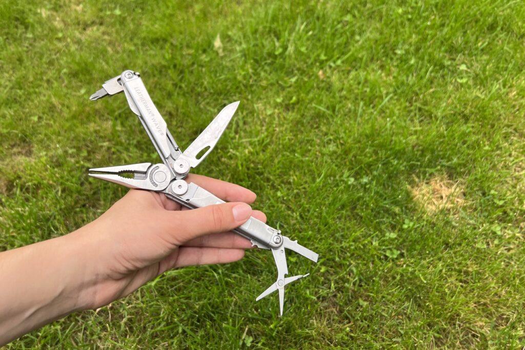 Bilde av en hånd som holder en Leatherman Wave+, i bakgrunnen er grønt gress. Vi har samlet multiverktøyene som er best i test 2023. Velg mellom Leatherman, Skeletool, Leatherman Signal, Leatherman Wave+ og Gerber lommekniv. Vi svarer også på hvordan velge multiverktøy, samt er Leatherman ulovlig?