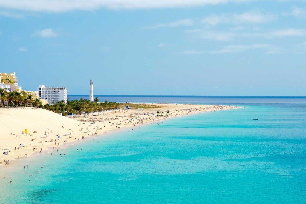 Bilde av hvit strand og blått hav. Kanariøyene har mange ferieperler.  Restplass til Gran Canaria er en fin måte å spare penger på Syden-tur.