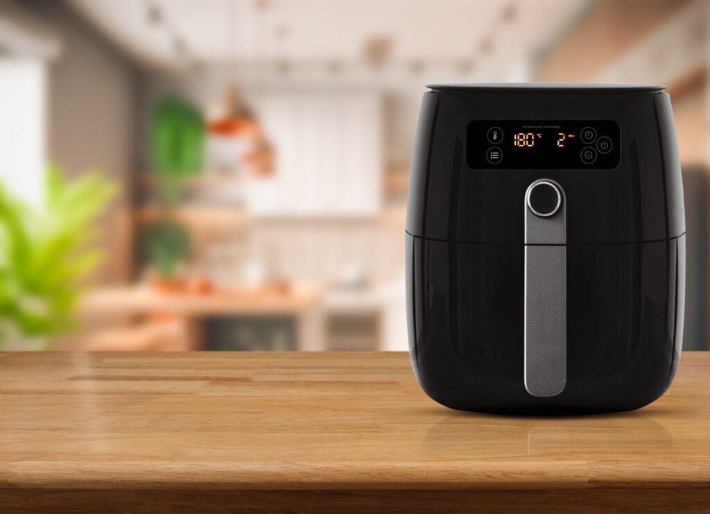 Airfryer black week: Bilde av airfryer på kjøkkenbenk. 