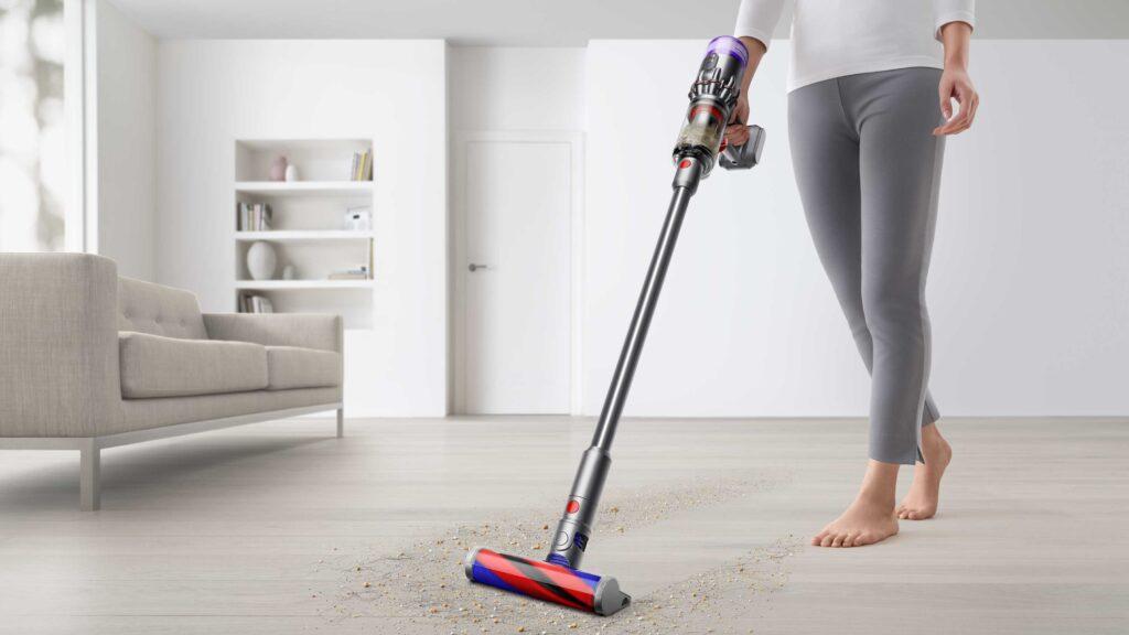 Dyson Omni-glide: Bilde av den trådløse støvsugeren i bruk. 