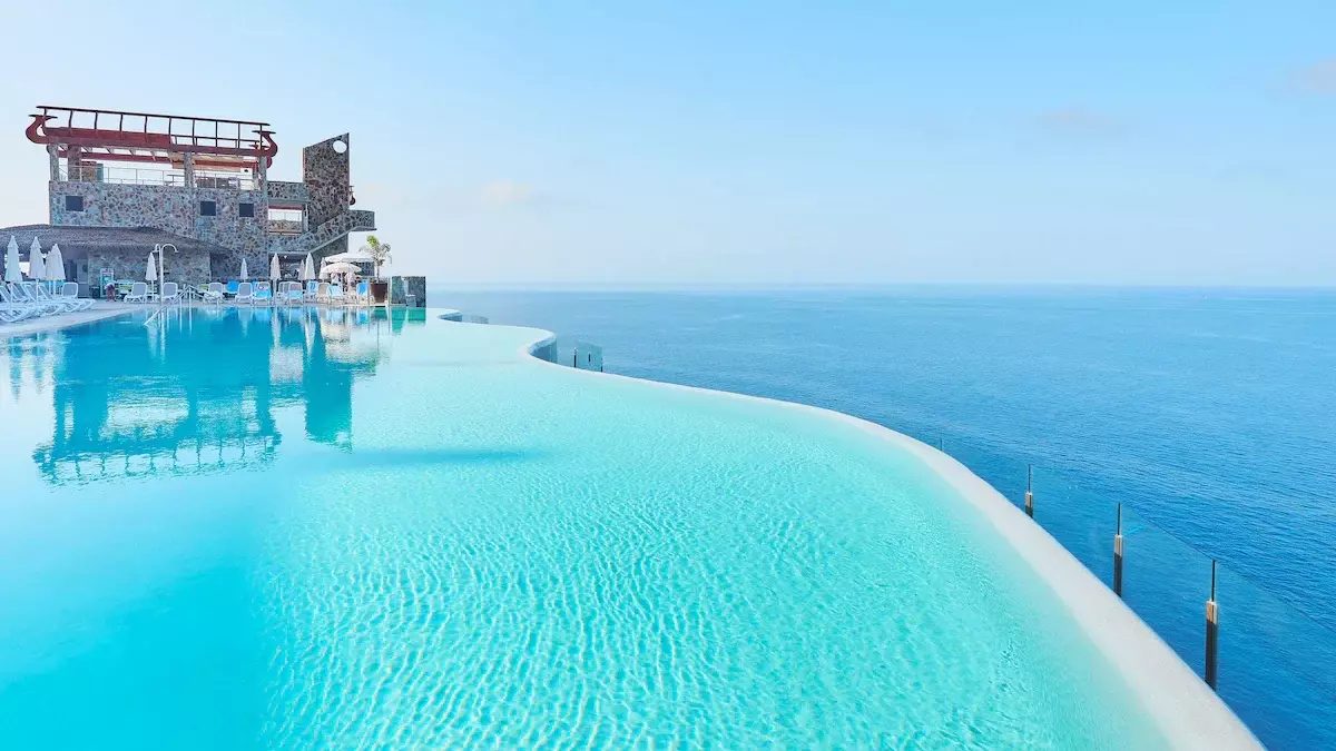 Bilde av det krystallblå bassenget med havet i bakgrunn på det populære all inclusive hotellet på Gran Canaria
