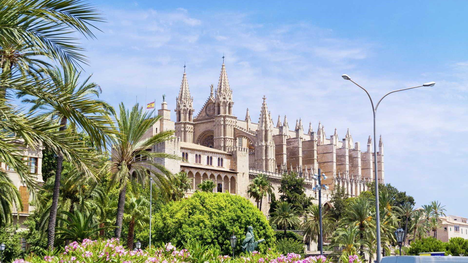 På bilde ser vi den vakre kirken Palma Katedralen. Kirken ligger i hjerte av Palme på Mallorca.