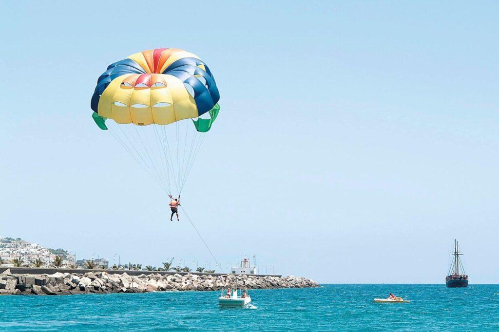 opplevelser man kan gjøre på Gran Canaria. Man kan velge blant, snorkling, delfinsafari, jeepsafari, vinsmaking eller luksusturer med en katamaran. Vi har samlet fem spennende utflukter på den populære øya. Finn din favoritt her?