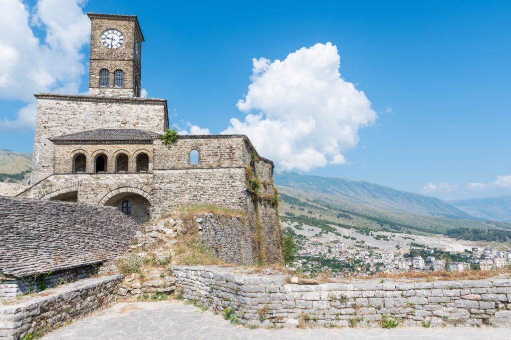 Bilde av Gjirokastër i Albania som også er på UNESCOs verdensarvliste. National Geographic kaller Albania for en av årets reisetrender i 2024, og vi forteller deg fem ting du kan forvente i dette vakre landet.