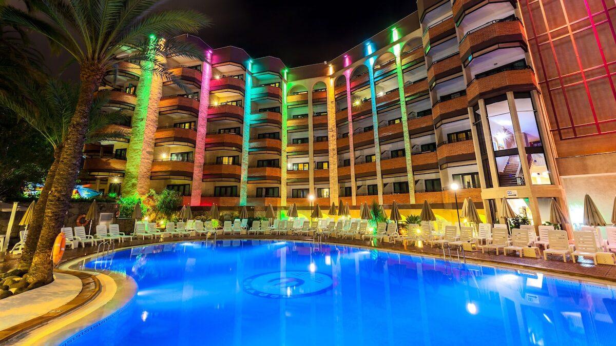 Nilde av bassenget til MUR netptun på kvelden. Hotellet er på topp 10 listen over topp all inclusive hoteller på Gran Canaria.