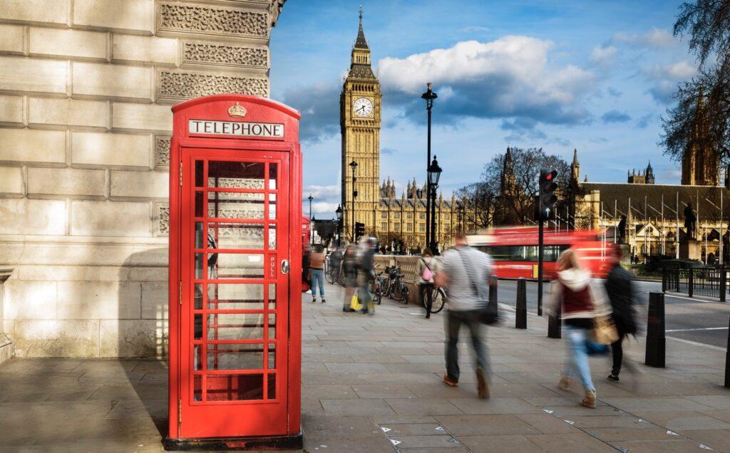 Bilde av en gate i London hvor man ser en rød telefonboks og Big Ben i bakgrunnen. Her finner du billige storbyferier i Europa til byer som London, Berlin, Barcelona, Paris og Roma.